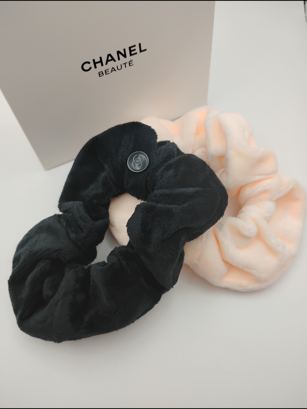CHANEL Two-Tone Velvet Scrunchie Set - Black & Cream - Picture 2 of 4